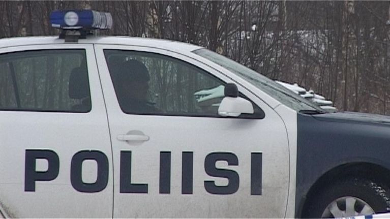 Poliisi istuu autossa