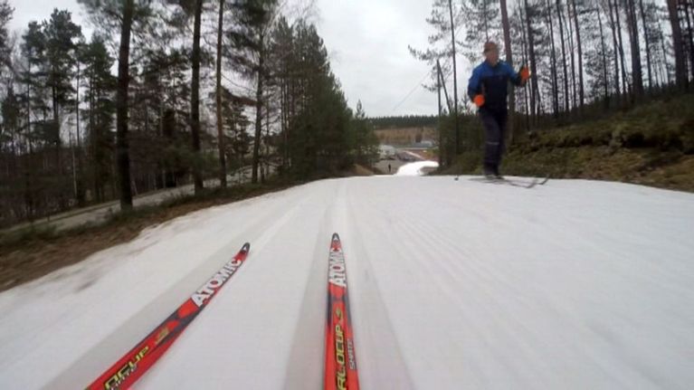 suksen kärjet menossa alamäkeen