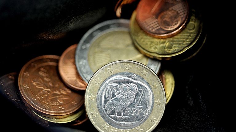 Kreikkalaisia ja saksalaisia eurokolikoita.