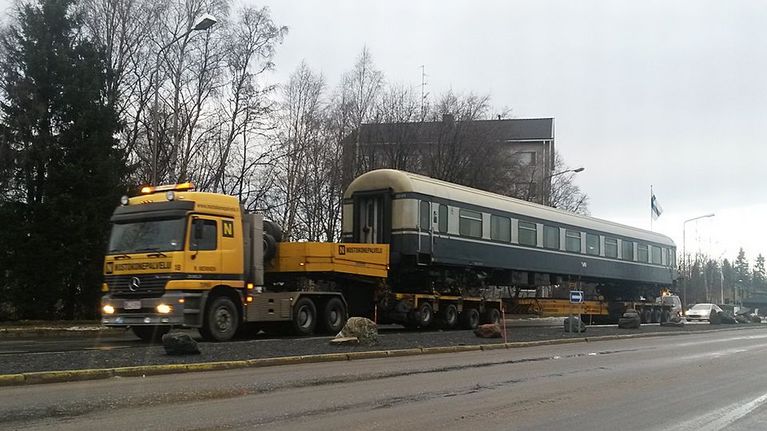 Junavaunua kuljetetaan rekan perävaunussa.