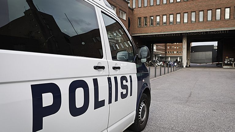 Poliisiauto oikeustalon edustalla Helsingissä 7. lokakuuta 2014.