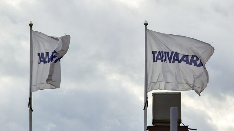Kuvassa  Talvivaaran kaivoksen pääportin liput Sotkamossa.