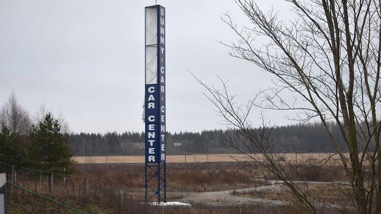 Mainostolppa pimeänä.