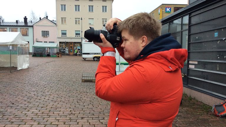 Kotkalainen 17-vuotias Sasu Mäkinen on aktiivinen freelance-kuvaaja, joka tarjoaa tiedotusvälineille erityisesti tulipaloihin ja onnettomuuksiin liittyviä kuviaan