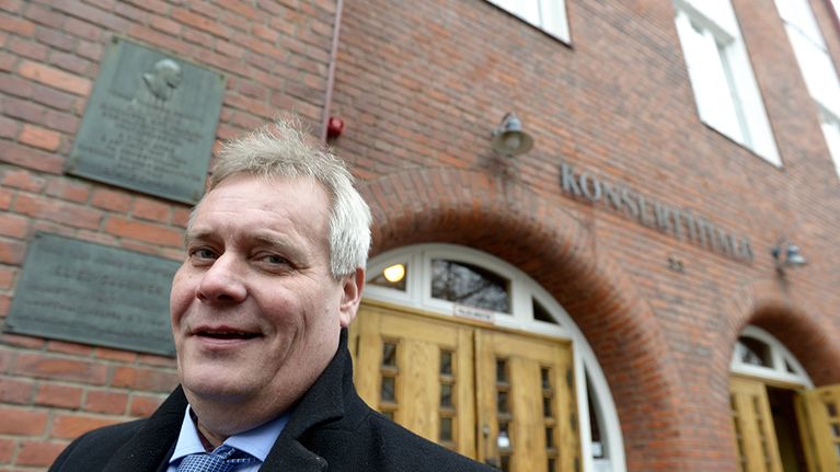 SDP:n puheenjohtaja, valtiovarainministeri Antti Rinne saapumassa SDP:n puoluevaltuuston kokoukseen Kotkan Konserttitaloon lauantaina.
