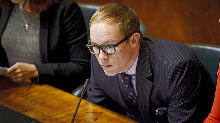 Kokoomuksen kansanedustaja Lasse Männistö eduskunnan kyselytuntunnilla 4. syyskuuta 2014.