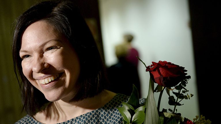 Vihreiden kansanedustaja Anni Sinnemäki sai kukkakimpun punaisilla ruusuilla.