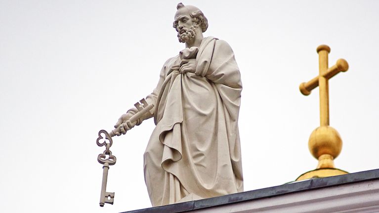 Apostoli Pietarin patsas Helsingin Tuomiokirkon katolla.