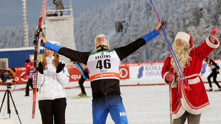 Iivo Niskanen tuulettaa Joulupukin kanssa Rukan maailmancupin voittoa.