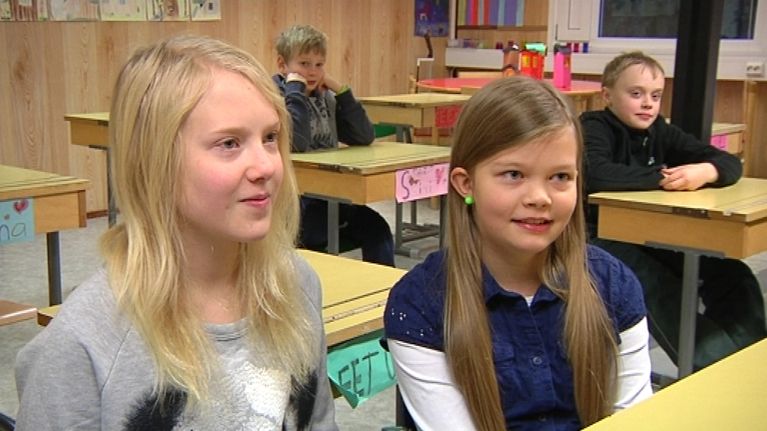 Nepenmäen koulun oppilaat Alma Havukainen ja Juuli Alastalo