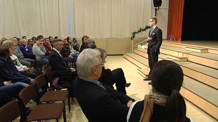 Pääministeri Alexander Stubb Kittilän koulussa