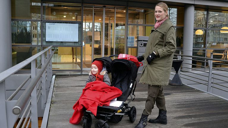 Caroline Holmqvist otti lakon takia tyttärensä Irisin työpaikalleen Brysselissä 15. joulukuuta.