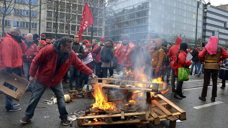Julkisen sektorin työntekijöitä edustava järjestö protestoi Brysselissä hallituksen säästötoimia vastaan yleislakkopäivänä 15. joulukuuta.