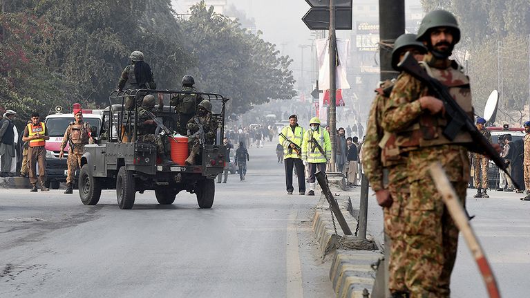 Pakistanin armeijan sotilaat kokoontuvat terrori-iskun kohteeksi joutuneen koulun edustalla.