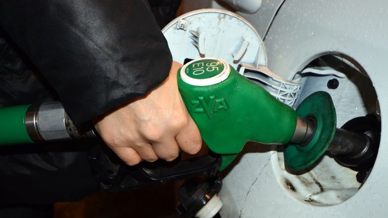 Bensaa tankataan autoon