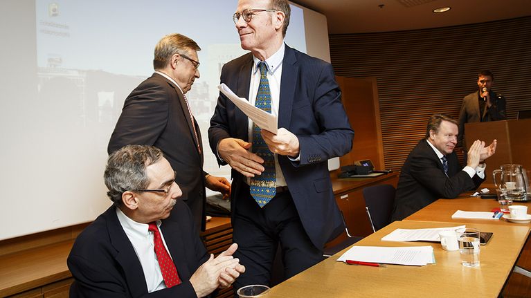 Kokoomuspoliitikkojen konkarikvartetti Ben Zyskowicz (vas), Pertti Salolainen, Kimmo Sasi sekä Ilkka Kanerva kertoivat näkemyksiään Suomen lähialueiden tulevaisuudesta puolueen Mestarit lavalla -keskustelutilaisuudessa Helsingissä keskiviikkona.