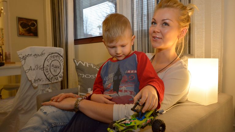 Sanna-Maria Mäkinen ja Rasmus-poika.