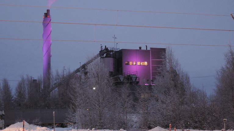Kemijärven lämpölaitos violettina