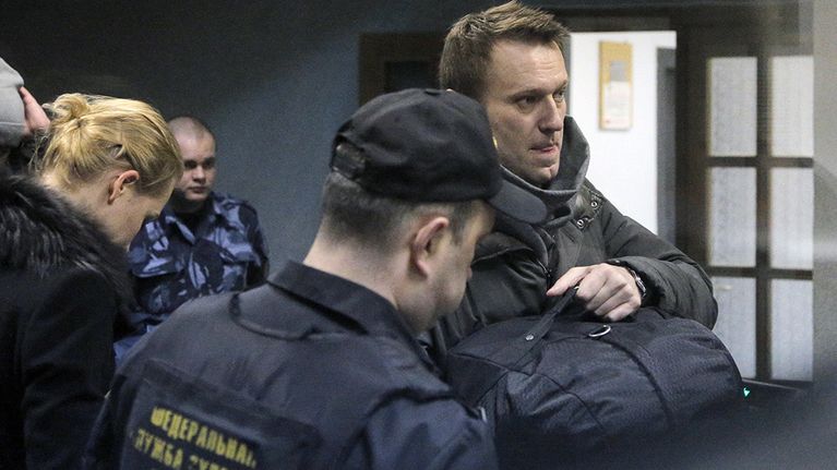 Aleksei Navalnyi kuvattuna saapuessaan oikeusistuntoon Moskovassa 30. joulukuuta 2014.