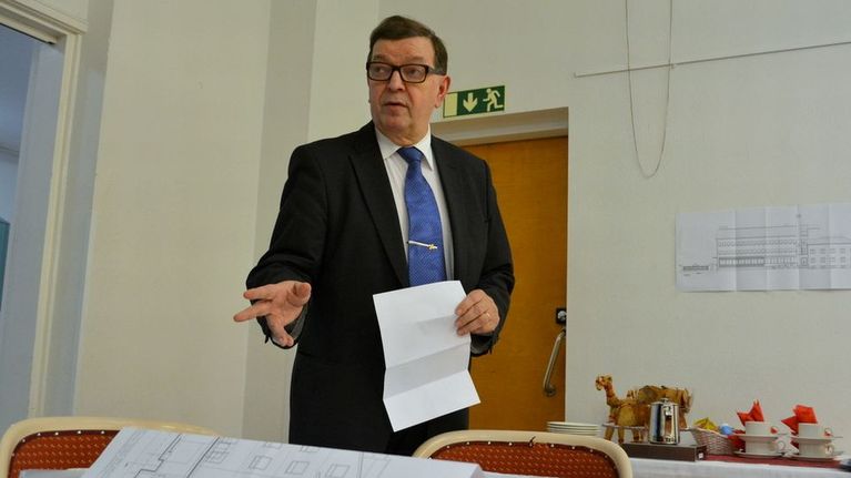 Paavo Väyrynen esittelee hotelli Pohjanrantaan rakennettavaa uutta kylpylää