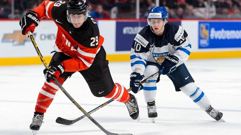Robby Fabbri ja Juuso Ikonen Suomen ja Kanadan välisessä ottelussa.