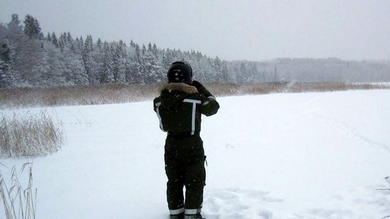Rajavartija tähyää rajanylittäjien tulojälkiä Kiteen Kangasjärvellä tiistaina