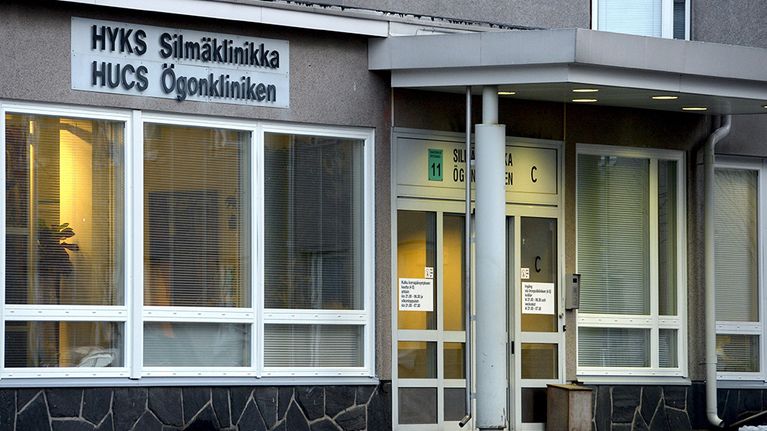 Helsingin yliopistollisen keskussairaalaan (HYKS) Silmäklinikan sisäänkäynti ennen uudenvuoden juhlinnan ja ilotulitusraketttien ampumisen alkua Helsingissä 31. joulukuuta 2014.