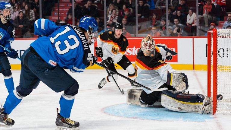 Suomen Jesse Puljujärvi laukoo kohti Saksan maalia.