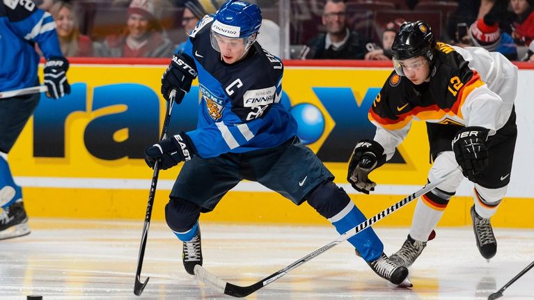 Suomen Artturi Lehkonen kamppailee kiekosta Saksan Kai Wissmannin kanssa.