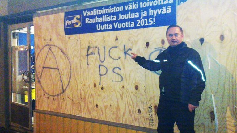 Valokuva perussuomalaisten Helsingin piirin vaalitoimiston julkisivusta 1. tammikuuta. 
