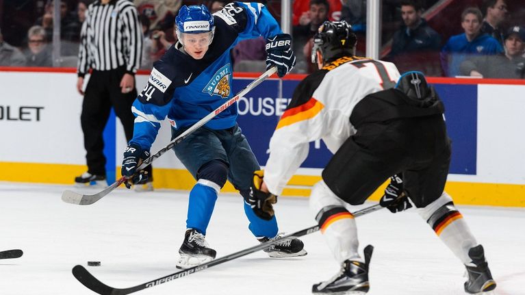 Suomen Kasperi Kapanen yrittää harhauttaa Saksan Dorian Saeftelia.