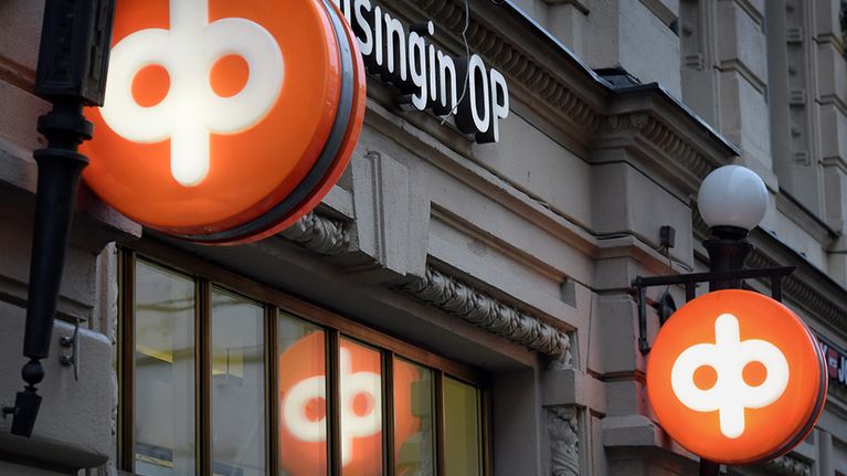 Osuuspankin logoja pankin konttorin ulkopuolella Helsingissä 2. tammikuuta 2015.