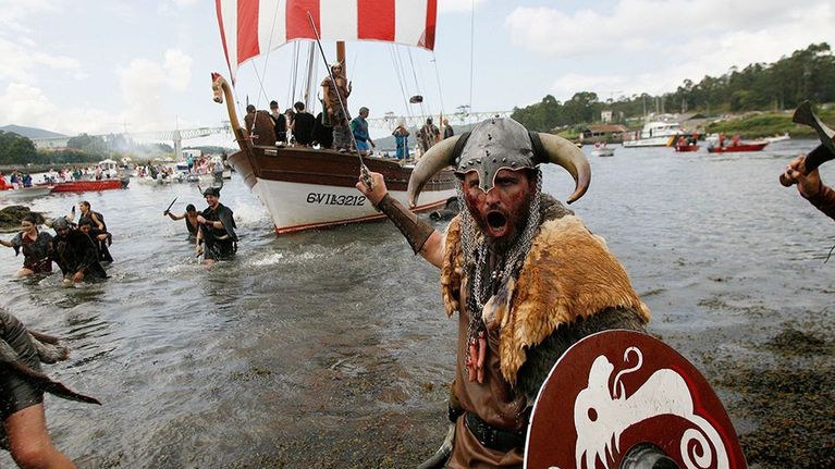 Catoiran kaupungin asukkaat näyttelivät viikinkien maihinnousua Pontevedran maakunnassa, Pohjois-Espanjassa 3. elokuuta 2014.