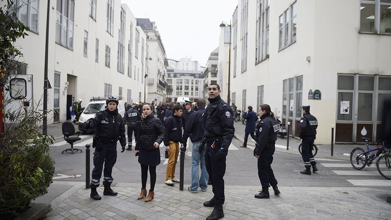 Poliiseja Charlie Hebdo -lehden toimituksen lähistöllä Pariisissa keskiviikkona.