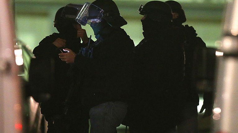 etsitään suuressa poliisioperaatiossa Pariisissa, Reimsissa 