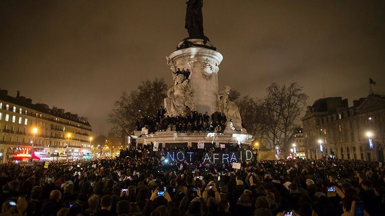 Tuhansia ihmisiä osallistui suurmielenosoitukseen Place de La Républiquella Pariisissa.
