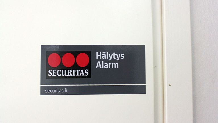Jos kotiin hankkii hälytysjärjestelmän, siitä kannattaa infota rosvoja oven- ja ikkunanpielissä.