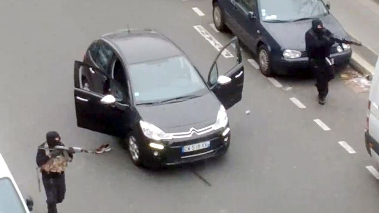 Paikallisen asukkaan kuvaamasta videosta otettu kuva hyökkäyksen alkuhetkistä.
