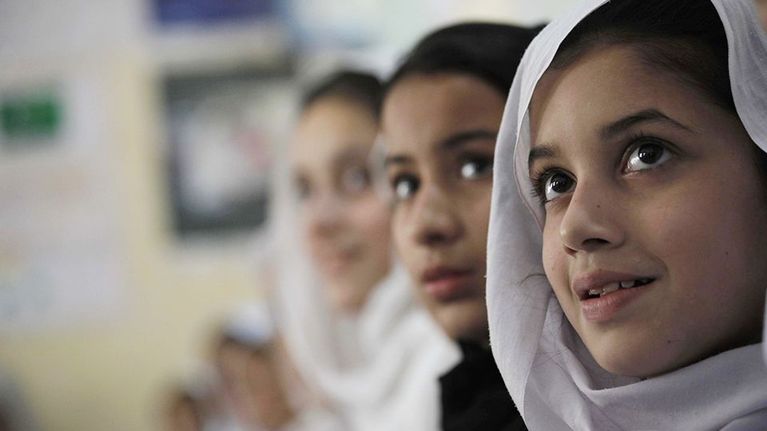 Pakistanilaistytöt koulussa.