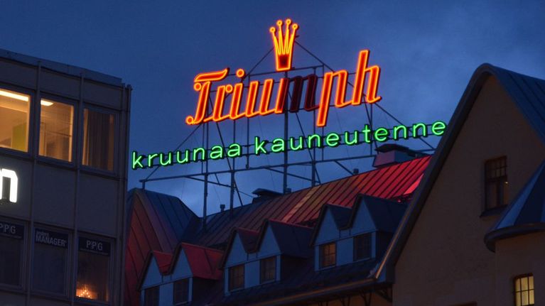 Vanha valomainos Turun keskustassa