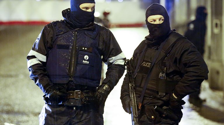 Mellakkapoliisit pysäyttivät liikenteen terrorismin vastaisen operaation aikana Verviersissä, Belgiassa torstaina.