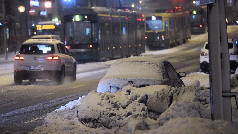 Liikennettä Hämeentiellä Helsingissä perjantaiaamuna 16. tammikuuta 2015. 