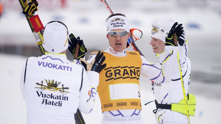 Vuokatti Ski Teamin Sami Jauhojärvi (keskellä) toi joukkueensa voittajana maaliin. Mikko Koutaniemi (vas.) hiihti avausosuuden ja Teemu Härkönen (oik.) kakkososuuden.