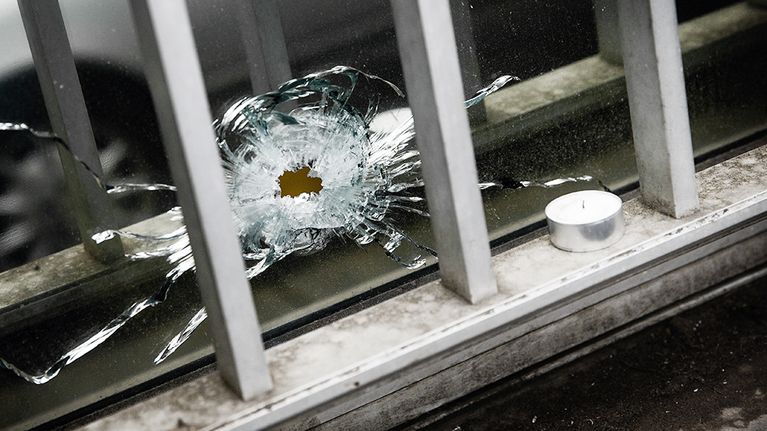 Luodinreikä Charlie Hebdon toimituksen ikkunassa Pariisissa.