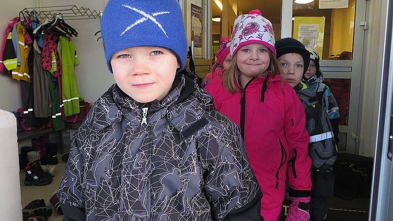 Tornion Hannulan koulun eskareita menossa ulos.