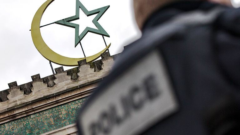 Poliisi vartioi Pariisin suurinta moskeijaa.