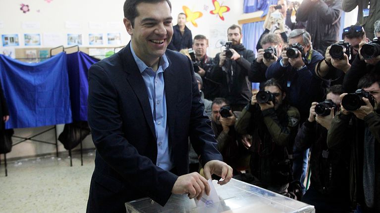 Alexis Tsipras äänestämässä.