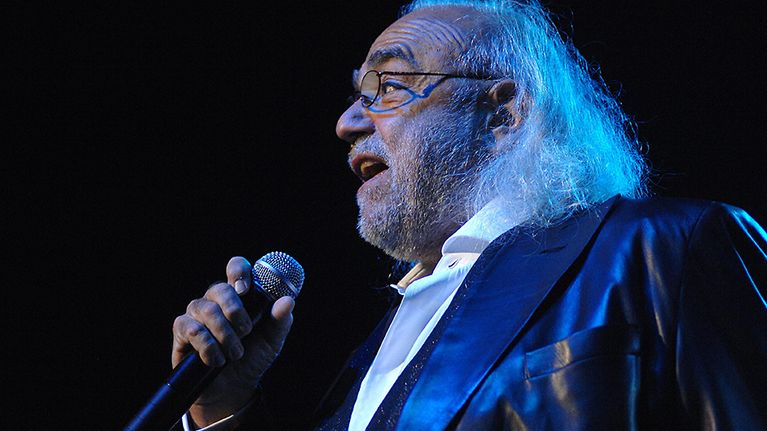 Demis Roussos laulaa sinisävyisessä kuvassa vuonna 2009.