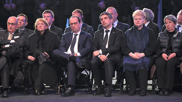 Euroopan johtajia kokoontui 27. tammikuuta Puolaan muistamaan natsien kuolemanleirin Auschwitzin vapauttamista tasan 70 vuotta sitten. Vieraina olivat muun muassa Ranskan presidentti Francois Hollande (3. vas.), Liettuan presidentti Dalia Grybauskaitė (2. oik.) ja Itävallan presidentin puoliso Margit Fischer (oik.). 