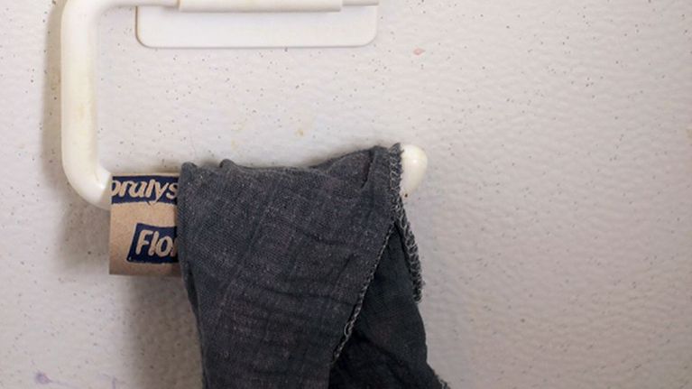 Kestovessapaperi telineessä.